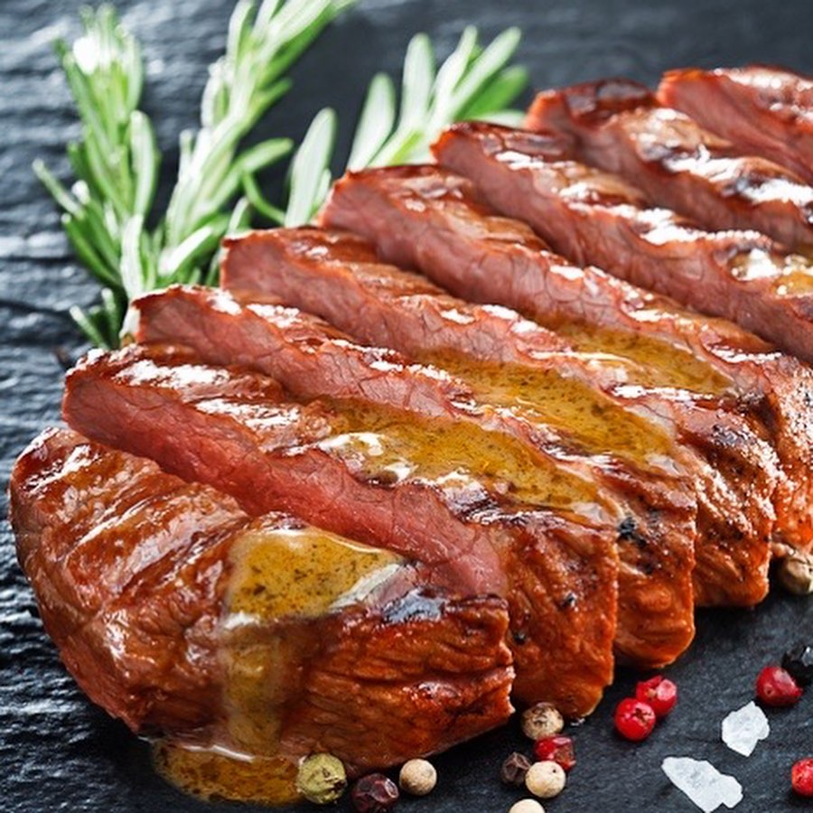 Rosa gebratene Steakscheiben mit Rosmarin
