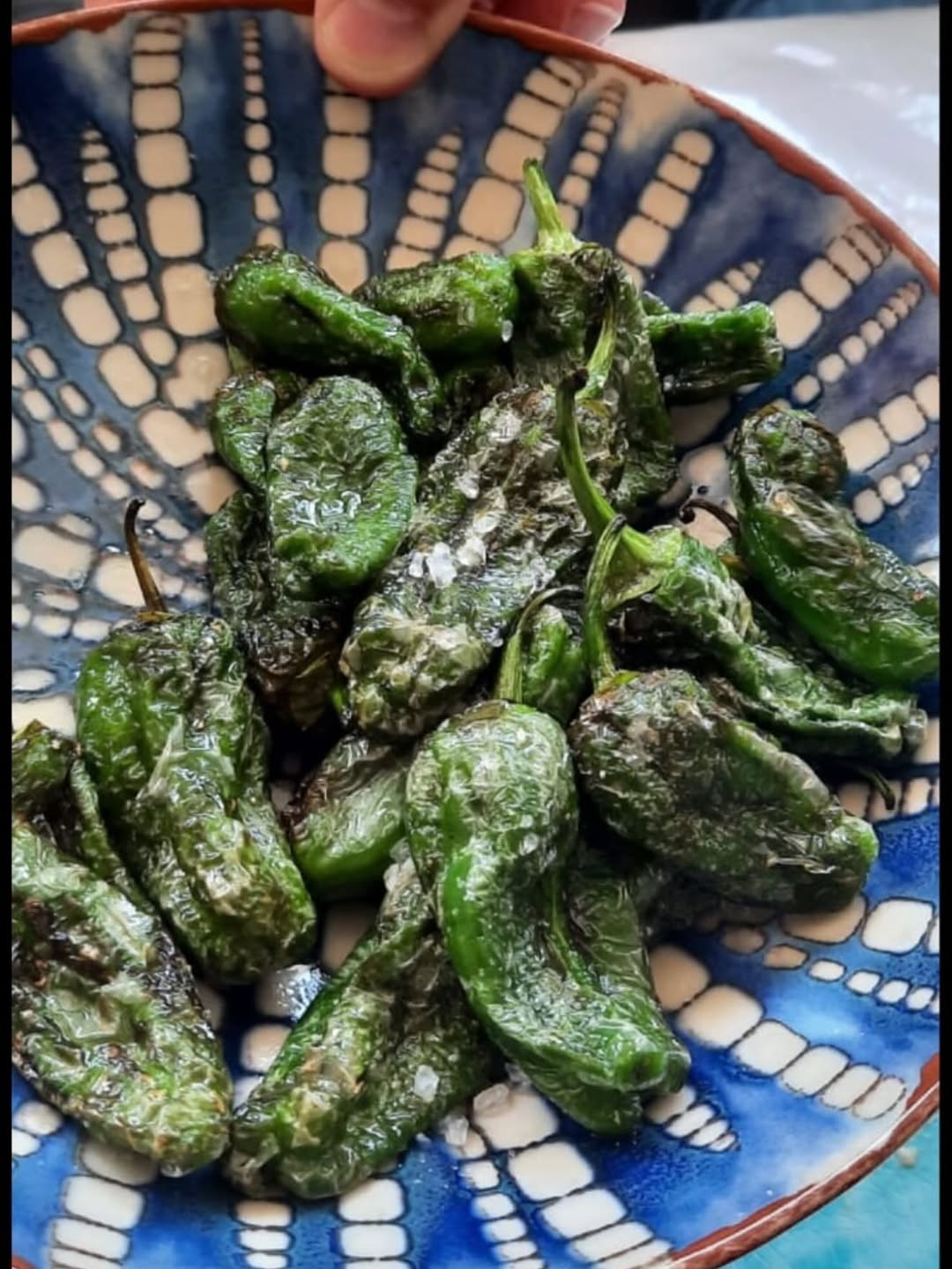 Pimientos de Padrón mit Meersalz