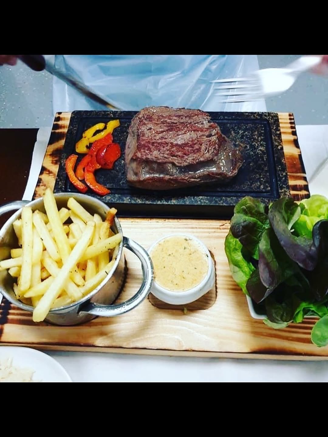 Rindersteak auf heissem Stein serviert