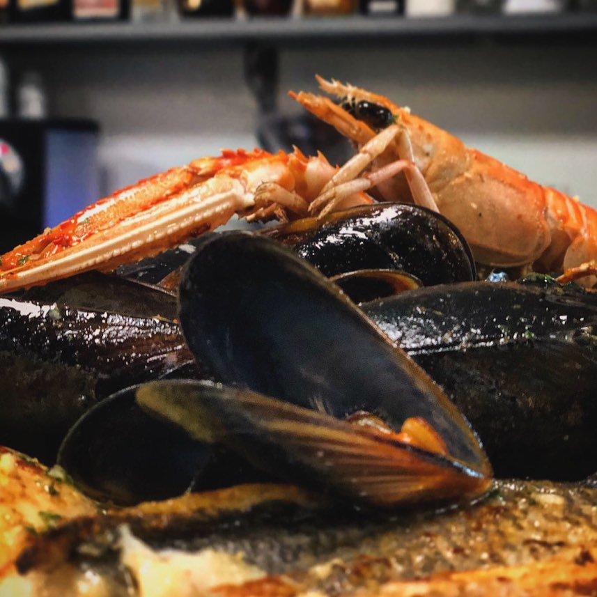 Paella-Detail mit Muscheln und Gambas